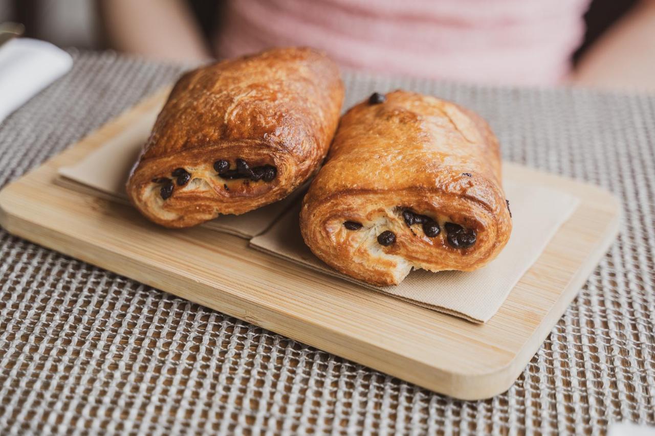Grand Hotel Campione Campione dʼItalia Esterno foto Chocolate croissants
