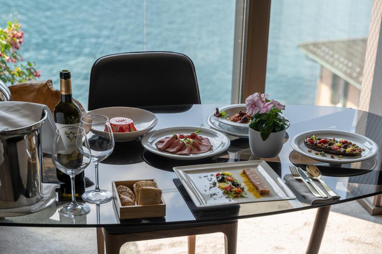 Grand Hotel Campione Campione dʼItalia Esterno foto A typical dinner at the restaurant