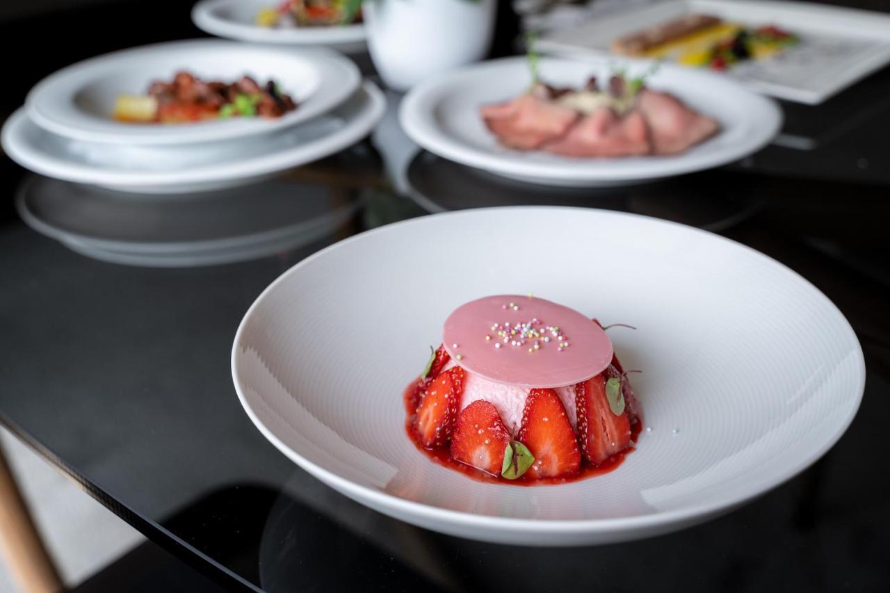 Grand Hotel Campione Campione dʼItalia Esterno foto A strawberry dessert
