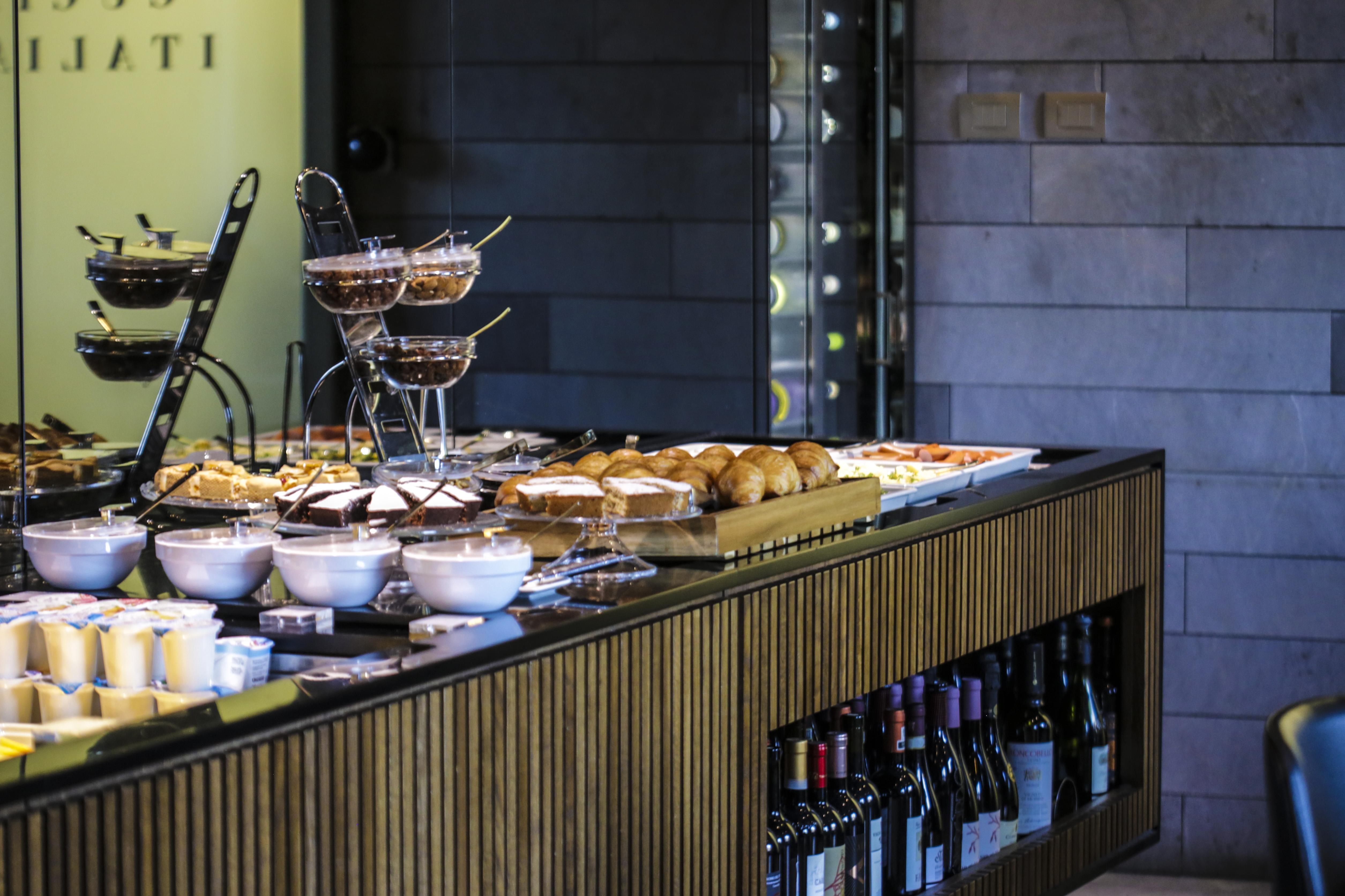 Grand Hotel Campione Campione dʼItalia Esterno foto A buffet at a hotel