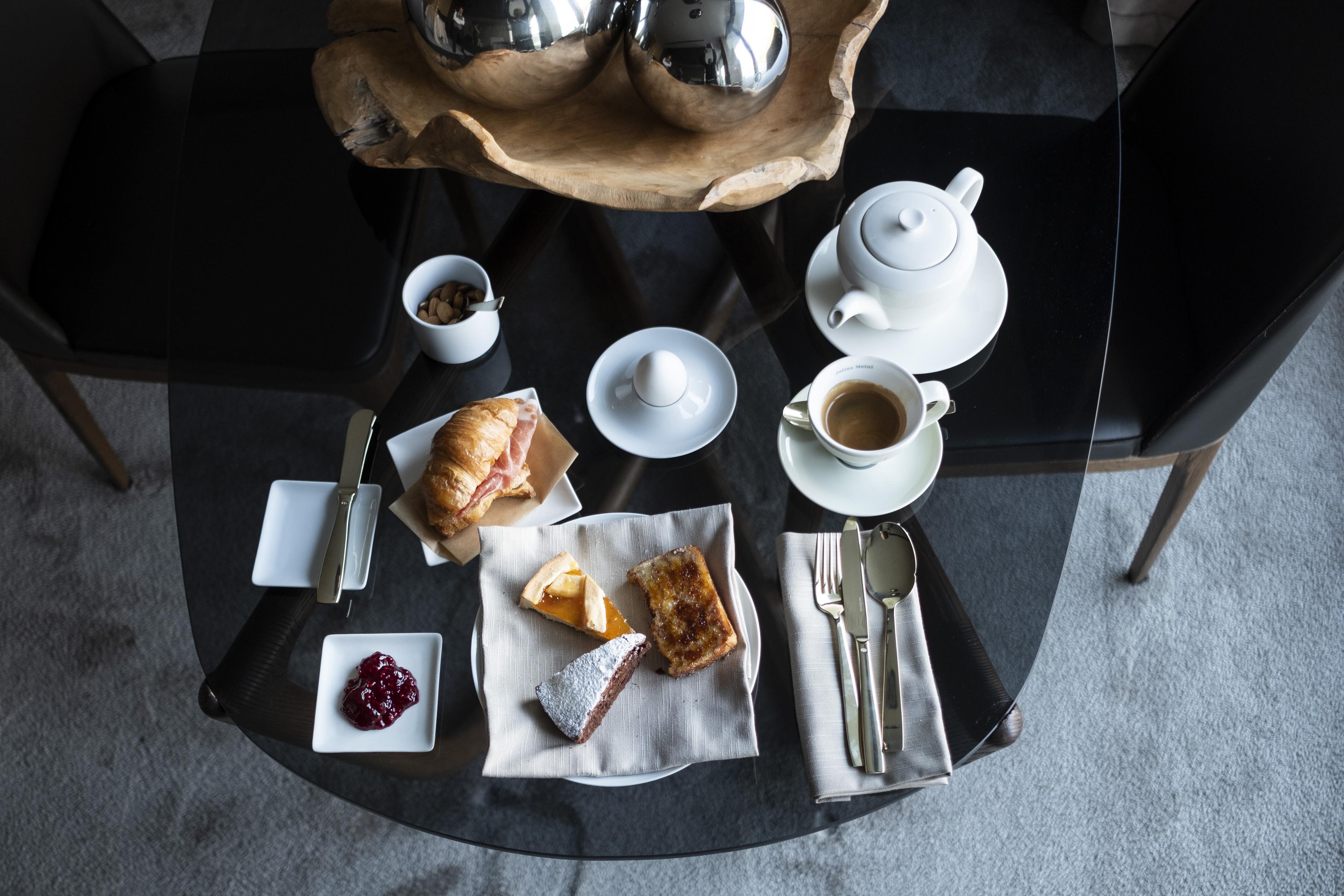 Grand Hotel Campione Campione dʼItalia Esterno foto A typical breakfast at the hotel