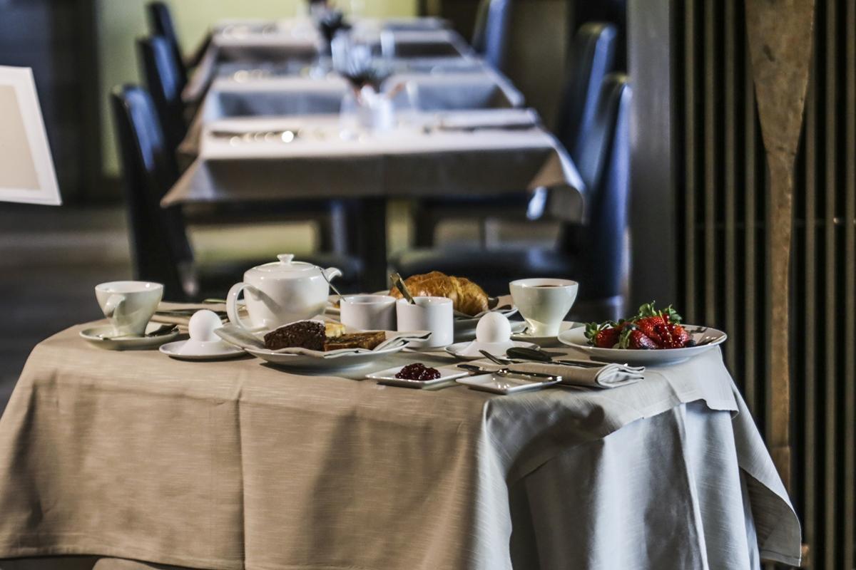 Grand Hotel Campione Campione dʼItalia Esterno foto A table set for afternoon tea
