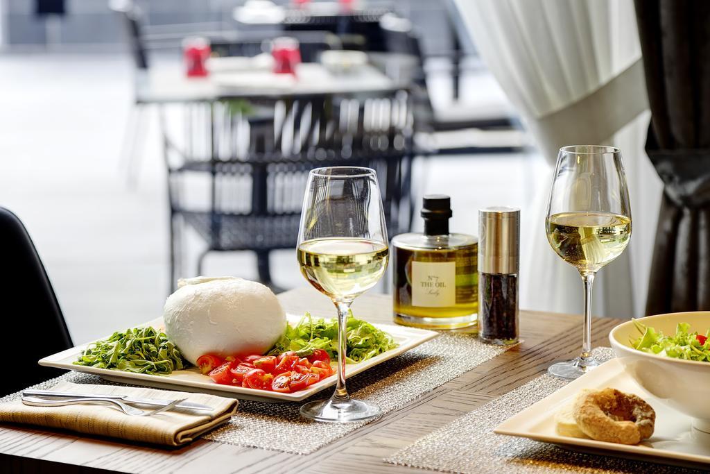 Grand Hotel Campione Campione dʼItalia Esterno foto Mozzarella with tomatoes and olive oil