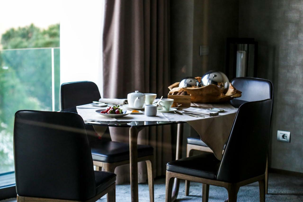 Grand Hotel Campione Campione dʼItalia Esterno foto A dining room