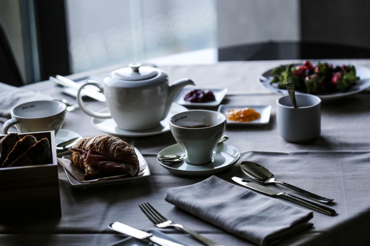 Grand Hotel Campione Campione dʼItalia Esterno foto A breakfast table
